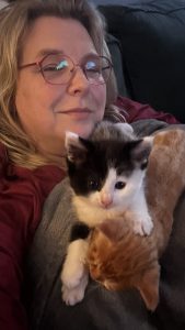 250420pipkittens12pepperpollo Pepper en Pollo knus samen op mijn schoot, broertje en zusje genieten van elkaars warmte
