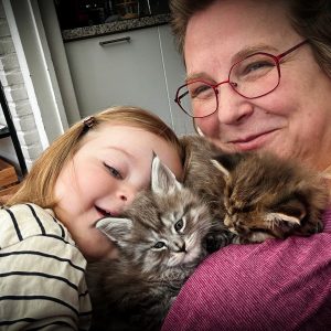 250521frenkiekittenspukpanter01 Gezelligheid op en top: Frenkie met Panter en Puk bij mij op schoot