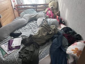 Een puinzooi op het logeerbed