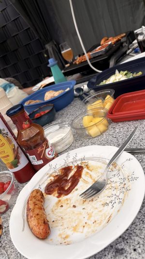 Gezellige barbecue met heerlijk eten, salades en goed gezelschap in de tuin.